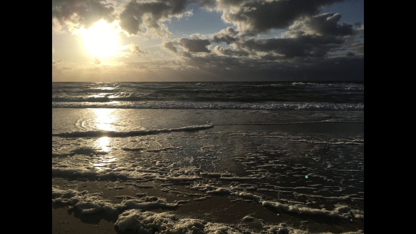 Golven bij zonsondergang